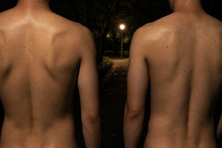 【ゲイ体験談】ノンケの俺が会社の同僚に誘われて深夜の公園で全裸露出にハマった話【第2話・公衆トイレと街灯下の連れオナ】
