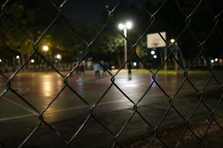 【ゲイ体験談】ノンケの俺が会社の同僚に誘われて深夜の公園で全裸露出にハマった話【第4話・深夜のバスケコートと若者の視線】