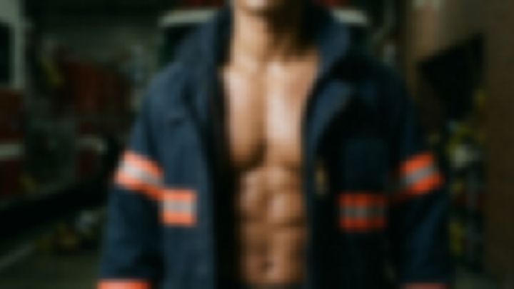 反射帯付きの消防服を開き、上半身を見せる男性